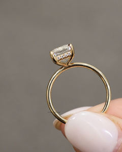 Anillo de piedras preciosas solitario de moissanita de corte esmeralda alargado de 3,15 quilates, Plata de Ley 925 con halo oculto, cuatro puntas de garra - Product Image 4