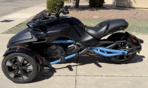 Oferta Especial: Motocicleta de Tres Ruedas Can-Am Spyder F3 Limited Negra con Detalles Azules - Product Image 6