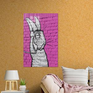 Toile imprimée moderne avec un lapin au téléphone : Œuvre d'art fantaisiste pour une décoration chic, Verre - Product Image 1
