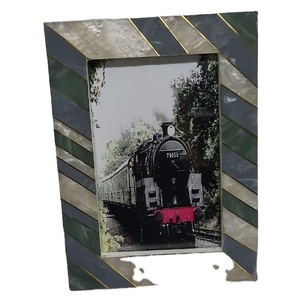 Cadre photo en résine à rayures diagonales vert-gris modernes, accent en laiton, cadre photo rectangulaire en bois, décoration de table - Product Image 1