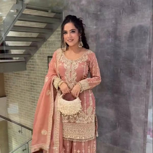 Top DE TRABAJO bordado de secuencia pesada de seda Chinon y Sharara con borde de encaje Dupatta conjunto de mujer con diseño de bordado elegante - Product Image 1