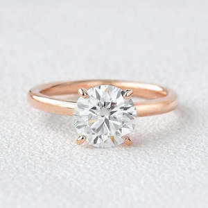 Anillo de Compromiso de Plata 925 con Moissanita de Corte Redondo Elegante, Alternativa Duradera al Diamante - Product Image 1