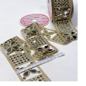 Fleurs sur mesure brodées dans des façons de couleur or et des conceptions de travail en miroir à des fins diverses dans différentes tailles - Product Image 1