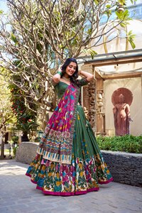 Style traditionnel demoiselles d'honneur Lehenga Choli beau tissu de soie, belle impression avec du travail de feuille, vêtements de mariage choli. - Product Image 3