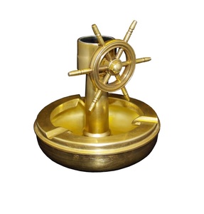 Elegante Cenicero náutico de metal con acabado de latón diseñado para resorts de playa, cafés con vista al mar y casas de estilo marino - Product Image 1
