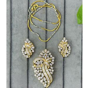 Conjunto de Collar con Colgante y Aretes con Acabado Dorado Elegante y Piedras de Circonita Cúbica, Ideal para Bodas y Fiestas, Colección para Mujer - Product Image 1