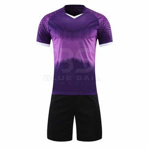 Uniforme de football de couleur unie, nouveau design, nom d'équipe personnalisé, uniformes de football personnalisés pour hommes - Product Image 1