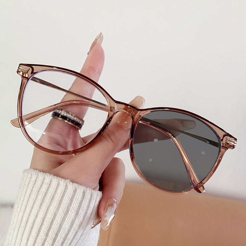 สีน้ำตาลอ่อน