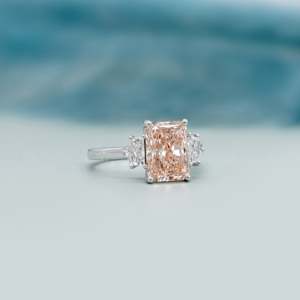แหวนหมั้นเพชรเม็ดใหญ่สีชมพูแฟนซีทรงรัศมี 14K ทองคำชุบโรเดียม ดีไซน์สามเม็ด พร้อมใบรับรอง IGI - Product Image 4