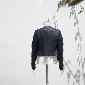 Chaqueta de motorista de cuero negro bordada con diseño de alta calidad para hombres y mujeres hecha a mano por el fabricante - Product Image 6
