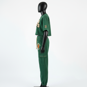 ชุดเซ็ตเสื้อครอปท็อปผ้าฟลีซคอตตอนโพลีเอสเตอร์คุณภาพสูง 320 GSM และกางเกงจ็อกเกอร์คาร์โก้ สีเขียว พร้อมปักโลโก้ตามสั่ง ชุดวอร์มสำหรับผู้หญิง - Product Image 3