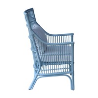 Fauteuil en rotin exquis, chaise longue en osier avec coussin, artisanat détaillé, design de tissage naturel pour l'ameublement intérieur
