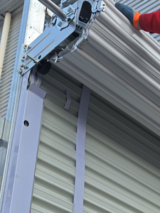 Panneau en acier galvanisé anti-corrosion, résistant aux intempéries, à glissement facile et durable pour porte enroulable d'appartement ou d'entrepôt - Product Image 4