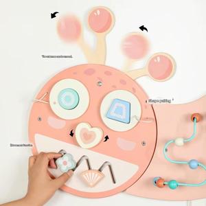 Pink Caterpillar Hands-on und Brain-stimulierende <span class=keywords><strong>Montessori</strong></span> Holz spielzeug Wand paneele Gameplay Diversity Busy Board Toy - Product Image 2