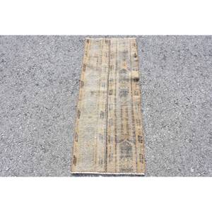 Tapis vintage en laine marron beige de 1,5x3,6 pieds, fait à la main, style classique turc, avec support en latex au design patchwork pour chevet - Product Image 1