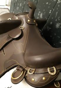 Selle Western en cuir véritable pour jeunes Stockman Marron Robuste Personnalisable Marque Shyam International - Product Image 5