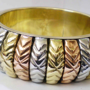 Brazalete de Lujo Tricolor de Cobre y Latón con Elegante Textura Acanalada en Acabado Dorado, Plateado y Oro Rosa, Artesanía Metálica Sofisticada - Product Image 1