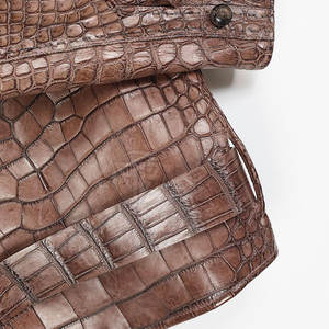 Veste en cuir classique gaufré pour femmes - Design respirant en tricot écologique avec une coupe moderne et une texture intemporelle - Product Image 6