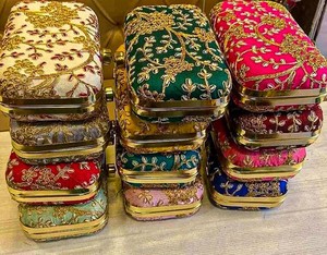 กระเป๋าคลัทช์ปักกำมะหยี่กระเป๋าถือปาร์ตี้แฟชั่นงานแต่งงานและคริสต์มาสของอินเดียพร้อมโลโก้ที่กำหนดเอง - Product Image 5