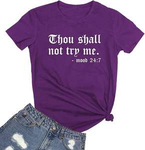 เสื้อยืดลายกราฟฟิคสำหรับผู้หญิงทรงสลิมฟิตผ้าถักระบายอากาศได้ความยาวสั้นดีไซน์กราฟิกดิจิตอลสไตล์สปอร์ต - Product Image 1