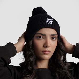 Bonnet GA Pom en noir, accessoire essentiel pour la gymnastique - Product Image 1