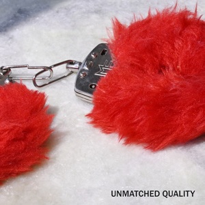 Design personnalisé rouge fourrure menottes Hathkadi avec 2 clés pour Police théâtre jeu de rôle film drame ou scène Performance fabricant - Product Image 3