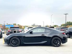 Auto Deportivo Compacto Usado de 2023, Coupé de 2 Puertas con Manejo Ágil y Diseño Deportivo, Sin Accidentes - Product Image 4