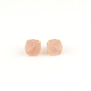 Pendientes de tuerca con cuarzo rosa natural en bruto, chapados en oro de 18k, forma redonda, joyería de piedra de nacimiento de enero, venta al por mayor - Product Image 3