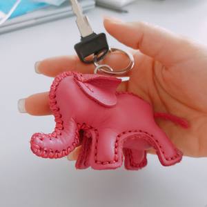พวงกุญแจหนังช้างทำด้วยมือสีชมพู - Product Image 3