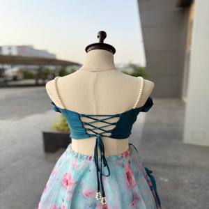 VASTRA COTTAGE Lehenga de Seda Organza Pura con Estampado Digital y Blusa Acolchada de Satén con Tira de Perlas, Ropa de Diseñador - Product Image 4