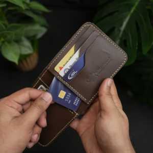 Cartera Bifold Geométrica Clásica No. 55 Pro, Cuero Marrón Oxidado, con Múltiples Ranuras para Tarjetas y 5 Años de Garantía - Product Image 6