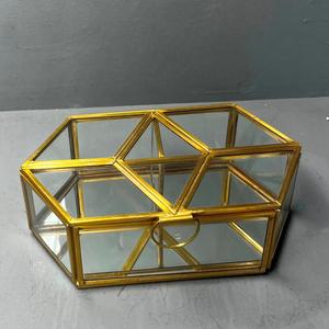 Caja de joyería decorativa con múltiples compartimentos, de latón, vidrio y espejo con acabado en latón. - Product Image 2