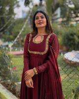 Costume Salwar en soie Georgette avec broderie et dentelle Costume Anarkali pakistanais fantaisie Robe Dupatta pour les fêtes et les mariages