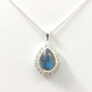 Pendentif artisanal en labradorite taille émeraude, diamant émeraude, 6,4 grammes, plaqué rhodium, monture closée or rose, avec numéro incrusté - Product Image 1
