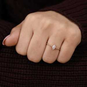 Anillo de Compromiso Solitario con Diamante de Laboratorio Marquise y Elegante Banda de Cuerda, Anillos de Diamantes Premium - Product Image 4