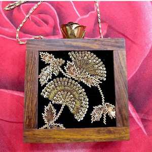 กระเป๋าคลัทช์ทรงธรรมชาติทำมือจากอินเดีย ลายสัตว์  วัสดุออร์แกนิค  สีน้ำตาล  เป็นมิตรกับสิ่งแวดล้อม - Product Image 3