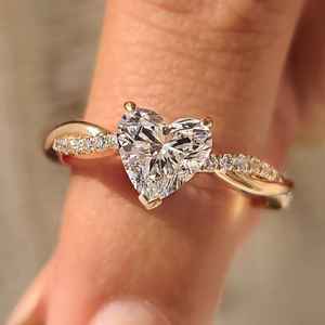 Bague de fiançailles en moissanite en forme de cœur délicat, or jaune 14 carats, bande pavée personnalisable, cadeau romantique pour un anniversaire, bijoux fins pour elle - Product Image 1