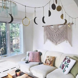 Macramé Rojo y Blanco Vibrante para Colgar en la Pared, Arte de Pared Hecho a Mano, Pieza Decorativa Ideal para el Hogar y Exhibiciones de Celebración, Procedente de la India - Product Image 3