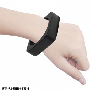 กำไลเรซิ่นสี่เหลี่ยมสีดำล้วน ดีไซน์เรียบหรูทันสมัย งานหล่อเรซิ่นด้วยมือ เครื่องประดับสำหรับผู้หญิง - Product Image 5