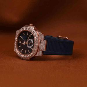 Montre de diamants Moissanite en or rose glacé de qualité supérieure Lunette diamantée unique Sous-cadran automatique Élégant Hip Hop Bande de caoutchouc noir - Product Image 4