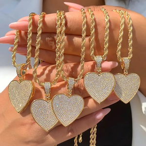 Venta al por mayor Hip-Hop estilo 18K chapado en oro de acero inoxidable Simple en forma de corazón colgante brillante cobre circón incrustaciones fiestas de perlas - Product Image 2