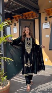 Superior Quality Shiny <b>Fabric</b> Woman Heavy <b>Viscose</b> Velvet Suits with Elegant Cut Style Outfit for Wedding Party for Bulk Export - Product Image 5