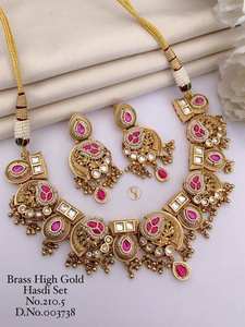 Vente en gros de collier en laiton doré de haute qualité pour femmes accessoire vestimentaire de qualité supérieure à des tarifs réduits - Product Image 5