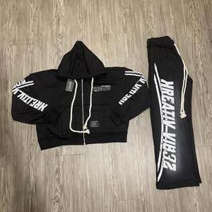 Conjunto de Sudadera con Capucha y Pantalones Deportivos de Estilo Urbano, Lavado Ácido, con Pedrería, Diseño Gráfico, Personalizado OEM de Alta Calidad - Product Image 2