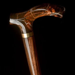 Canne de marche en résine de bois non confortable et antidérapante avec une poignée de forme naturelle solide pour la réadaptation des personnes âgées et le Feng Shui - Product Image 1