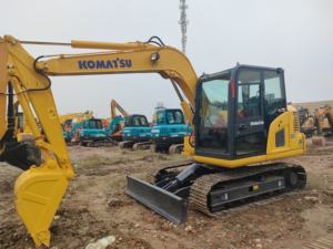 Mini-excavatrice sur chenilles Komatsu PC70-8 d'occasion, modèle 2023, poids opérationnel de 6 tonnes, bon état, composants originaux du Japon - Product Image 2