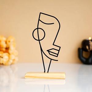 Sculpture de visage en métal noir audacieux avec base en bois Décor de table parfait ajoute une touche artistique moderne à n'importe quelle pièce - Product Image 3