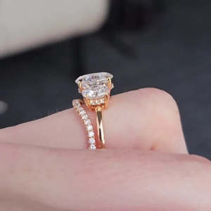 Anillo de compromiso de oro amarillo con diamantes de laboratorio ovalados de 3.40 quilates con certificación IGI, engaste de garra, halo oculto y tres piedras, conjunto de joyería nupcial - Product Image 3