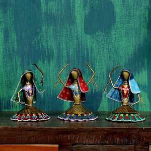 Ensemble de 3 figurines de femmes dansantes multicolores artisanales, décoration de table, décoration de bureau à domicile, objet de décoration, vente en gros, export en vrac - Product Image 6