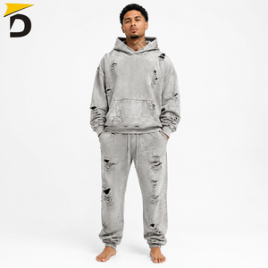 Chándal moderno para hombre con detalles desgastados, construcción cómoda y una silueta relajada para un estilo urbano. - Product Image 1